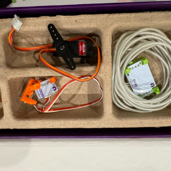 Little Bits Deluxe Circuit Kit and STEM Toy Ages 8+ - Picture 6 of 16